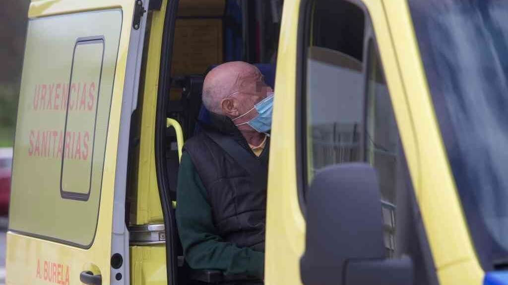 Un home permanece nunha ambulancia após ser trasladado dunha residencia de anciáns (Foto: Carlos Castro / Europa Press)