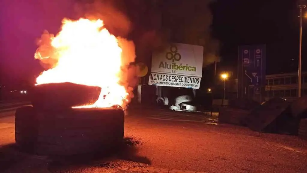 Barricada &aacute; entrada da factor&iacute;a de Alu Ib&eacute;rica na Coru&ntilde;a (Foto: Comit&eacute; de empresa).