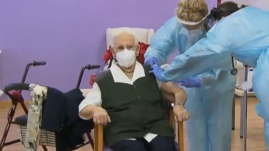 Araceli, de 96 anos, recibe a primeira dose da vacina (Europa Press).