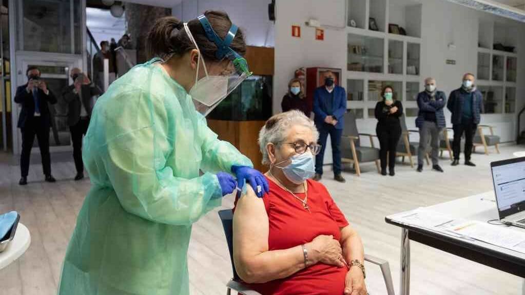 Nieves Cabo, primeira galega en vacinarse da Covid-19 (Foto: Xunta).