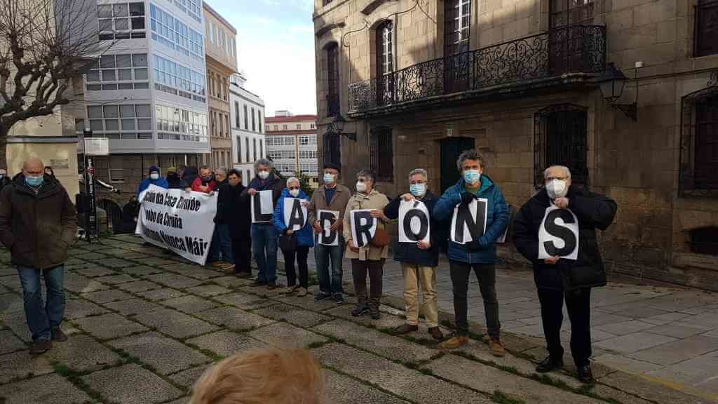 Protesta ante a Casa Cornide este domingo na Coruña (Foto: Nós Diario).