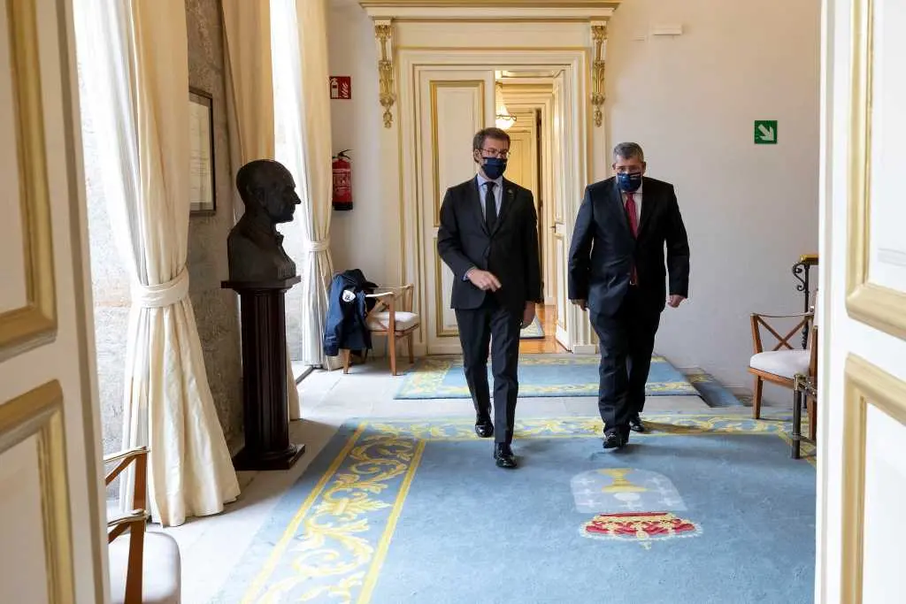 O presidente da Xunta, Alberto N&uacute;&ntilde;ez Feixoo, e o presidente do Comisi&oacute;n de Coordinaci&oacute;n e Desenvolvemento Rexional do Norte (CCDR-N), Ant&oacute;nio Cunha nunha reuni&oacute;n o 28 de decembro de 2020 (Imaxe: Xunta da Galiza).
