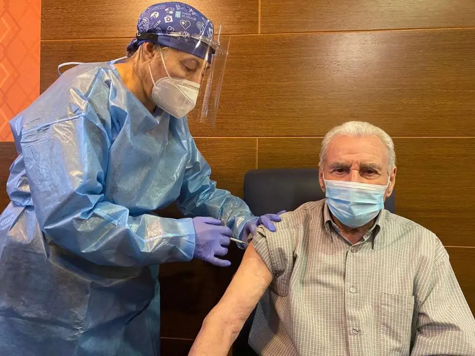 Inocencio Corbal, primeiro residente vacinado na &aacute;rea sanitaria ourens&aacute; o 29 de decembro de 2020 (Imaxe: &Aacute;rea sanitaria de Ourense).