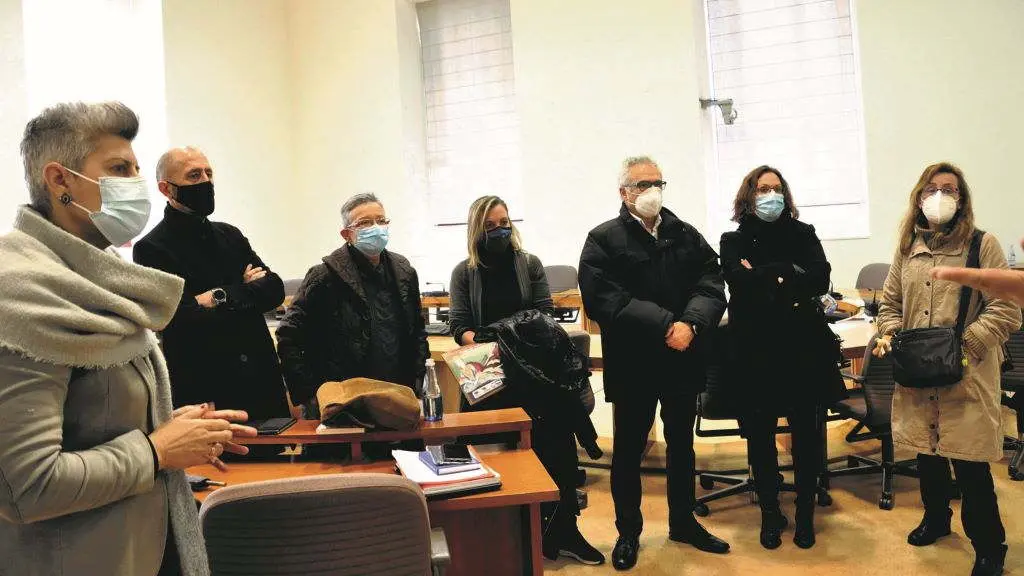 Persoas con discapacidade auditiva acudiron ao Parlamento para achegar as s&uacute;as queixas. (Foto: N&oacute;s Diario)