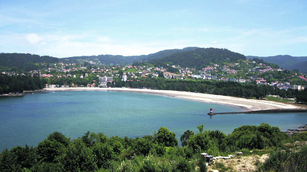 Vista de Cabanas coa praia da Madalena e a desembocadura do Eume. (Foto: Colectivo Xea).