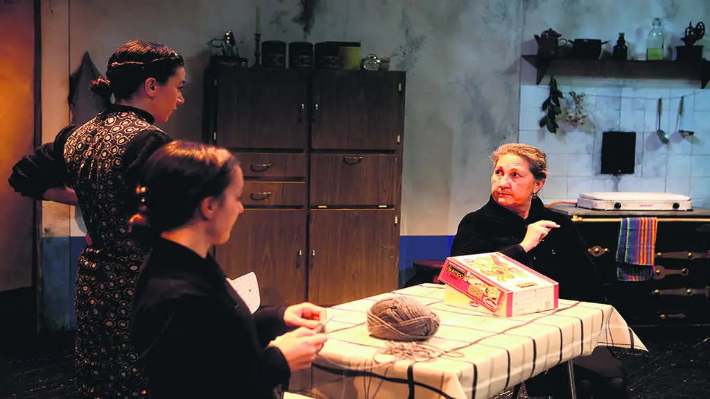 O traballo minucioso das tres actrices permite que o humor rescate a obra do melodrama. (Foto: N&oacute;s Diario).