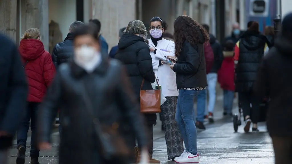 Xente paseando por unha r&uacute;a de Lugo. (Foto: Carlos Castro / Europa Press)