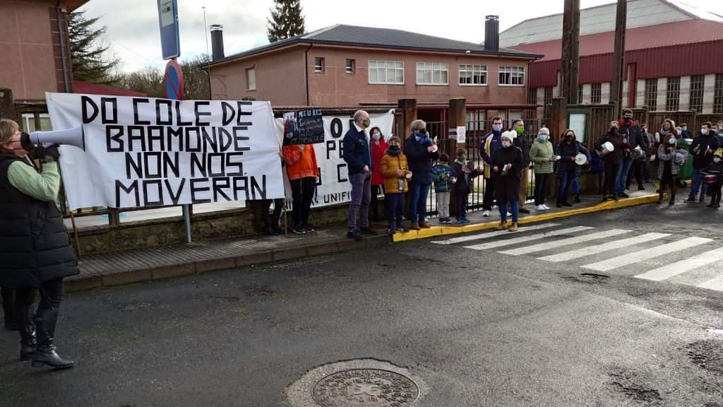 Protesta ás portas do colexio. (Foto: ANPA do CEIP de Baamonde)