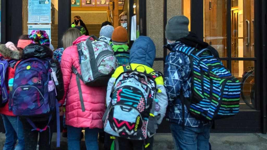 Crianzas ás portas dun colexio. (Foto: Europa Press)