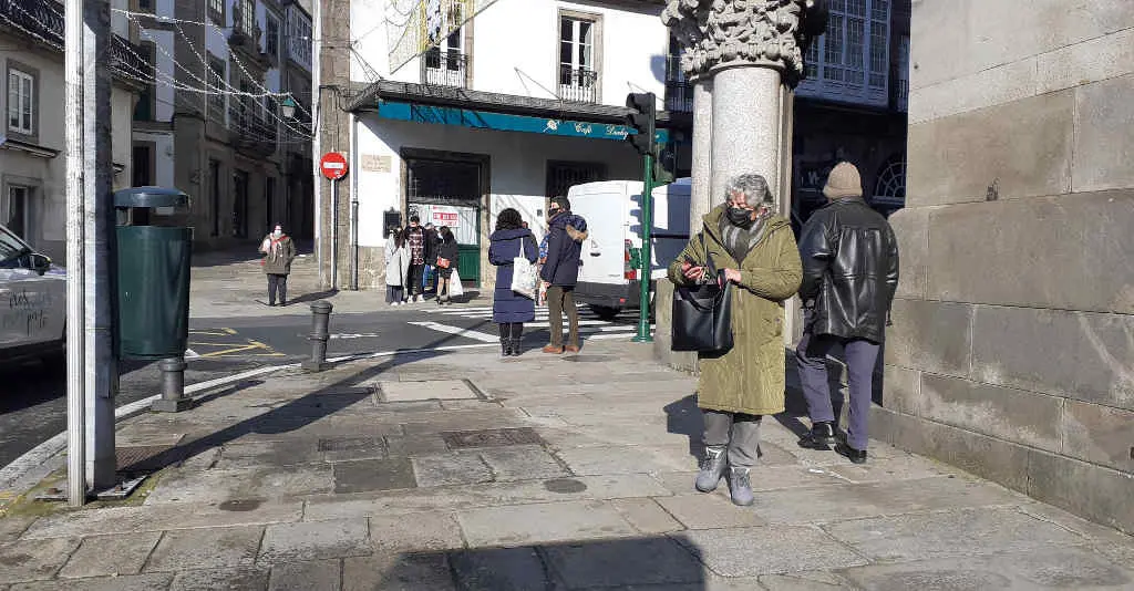 Persoas paseando pola praza da Galiza de Compostela (Riob&oacute; Prada)
