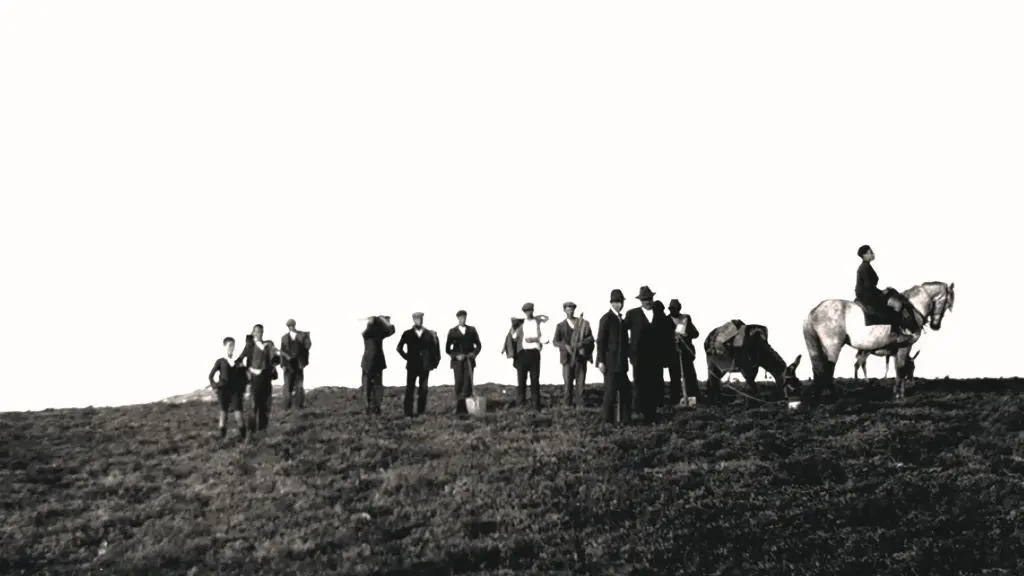 De cami&ntilde;o &aacute; escavaci&oacute;n do Monte das Motas (Lobeira). (Foto: L&oacute;pez Cuevillas / Museo Arq. de Ourense)
