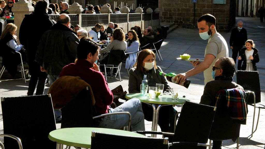 Xente gozando das terrazas en Ourense. (Foto: Rosa Veiga / Europa Press)