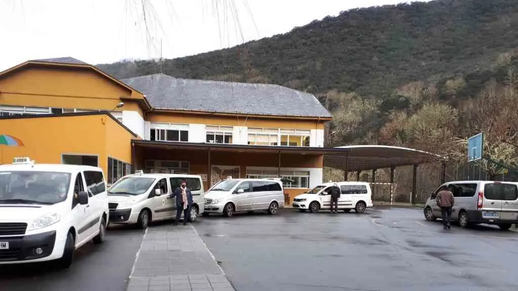Taxistas locais prestan actualmente o servizo no colexio de Folgoso do Courel (Foto: Cedida).