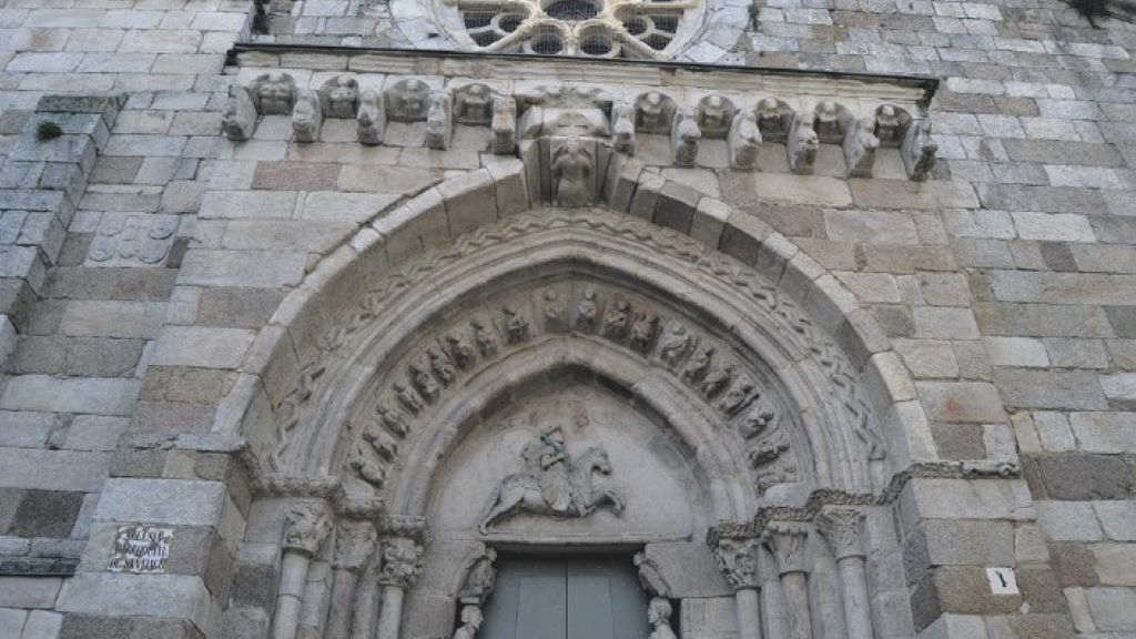 Porta principal da igrexa de Santiago, na Coruña. (Foto: Nós Diario)