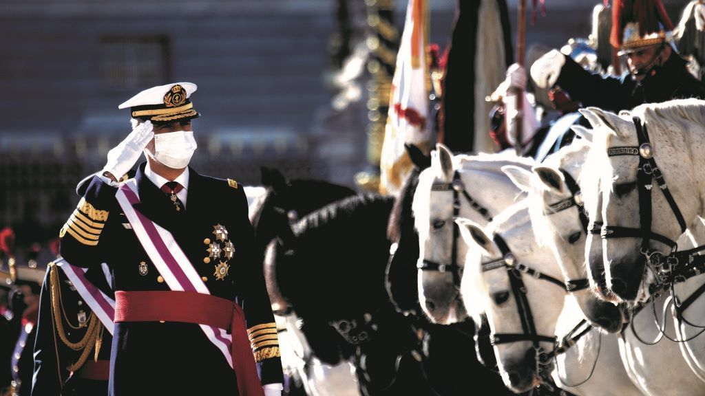 O rei Felipe VI pasando revista ás tropas no Palacio Real (Madrid), con motivo da Pascua Militar. (Foto: Matías Nieto)