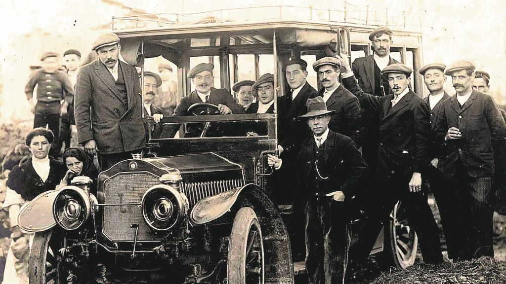 Primeiro vehículo a motor para transporte de viaxeiros e viaxeiras comprado por Freire á volta de 1912. (Foto: Arquivo Vidal Martínez-Sierra)