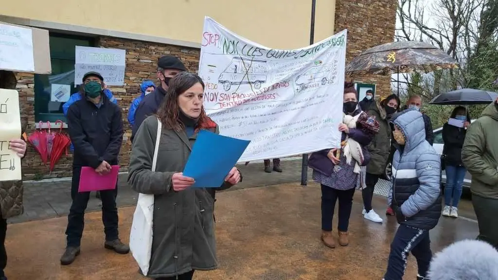 Protesta de nais e pais do colexio. (Foto: ANPA CEIP Ux&iacute;o Novoneyra)