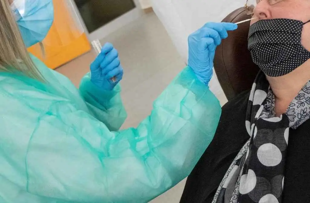 Realizaci&oacute;n de proba PCR de coronavirus (Foto: Europa Press)