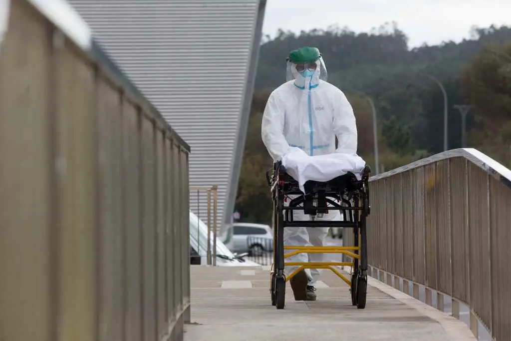 Un traballador sanitario na residencia de maiores San Cibrao (Foto: Carlos Castro / Europa Press)