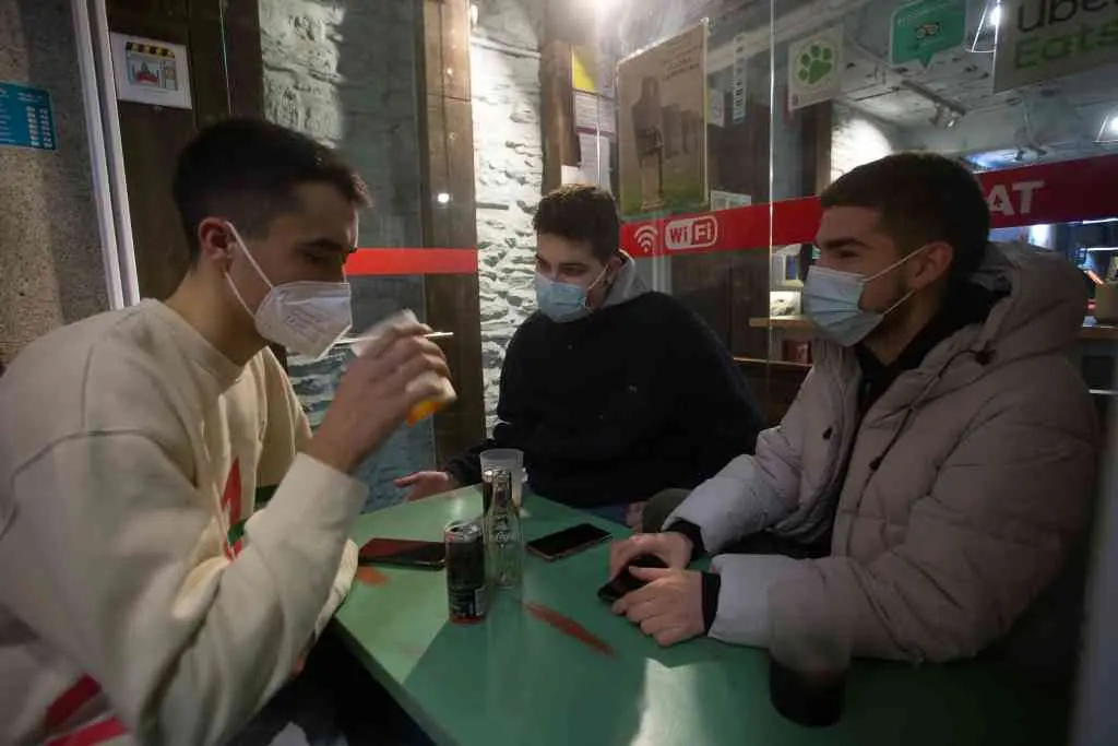 Mozos na terraza dun bar en Lugo durante o Nadal (Foto: Carlos Castro / Europa Press)
