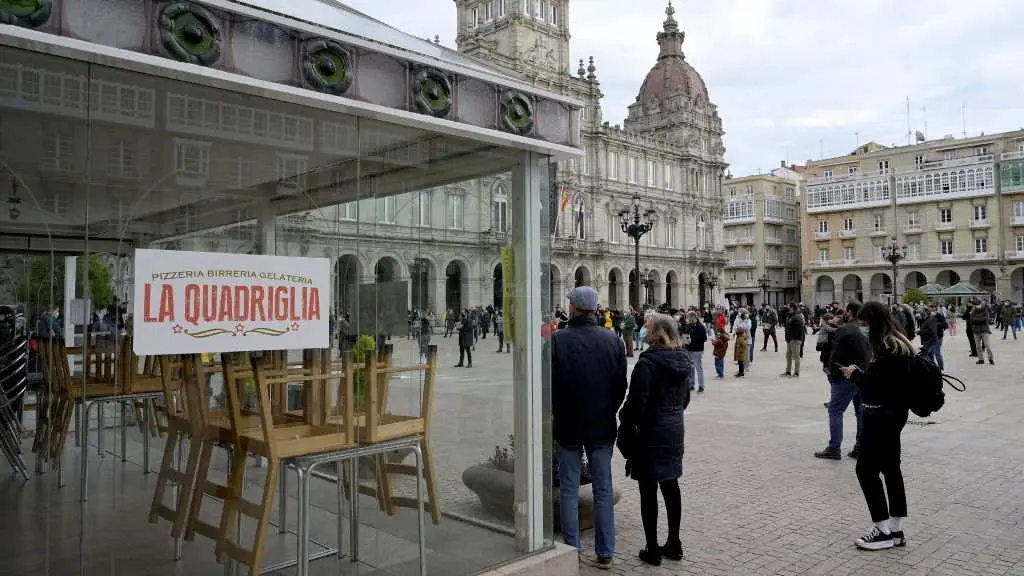 Concentraci&oacute;n da hostalar&iacute;a na praza de Mar&iacute;a Pita, na Coru&ntilde;a. (Foto: M. Dylan / Europa Press)