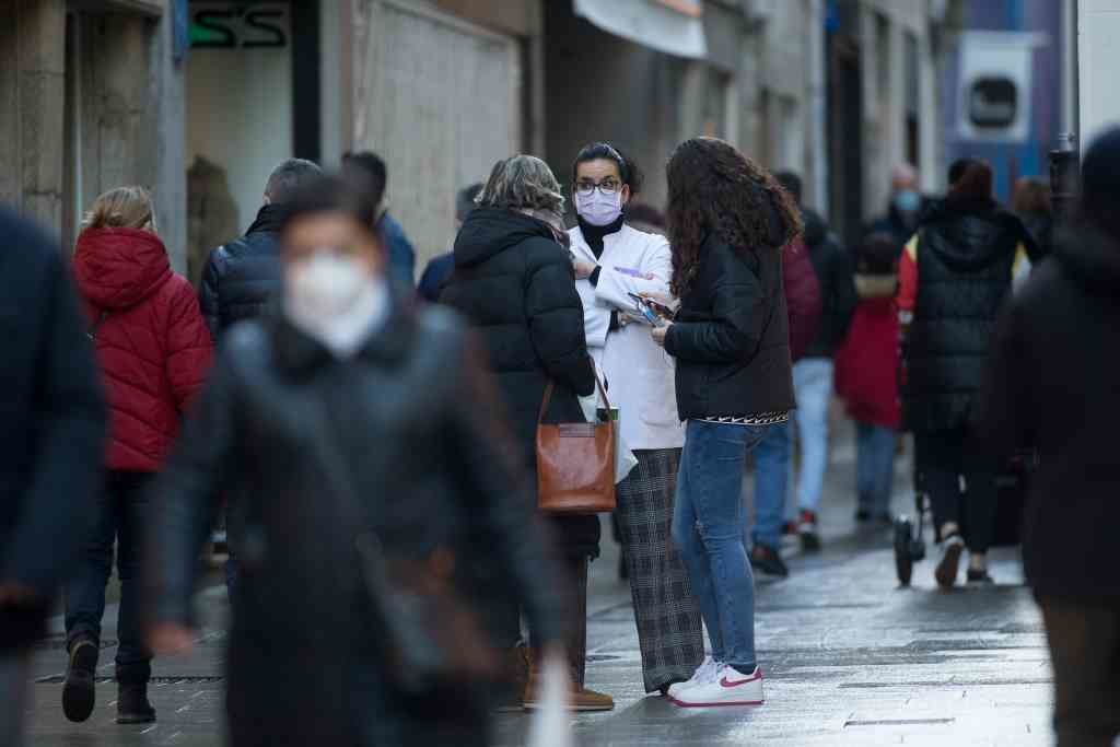 Xente paseando con máscara na rúa San Pedro, en Lugo (Foto: Carlos Castro / Europa Press)