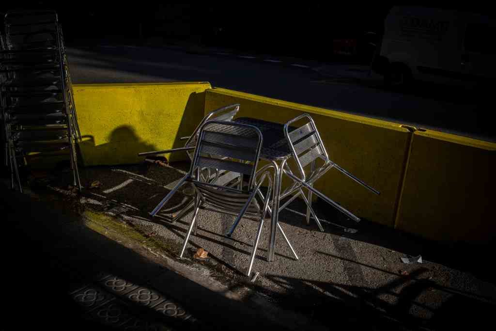 Cadeiras baleiras nunha terraza (Foto: David Zorrakino / Europa Press)