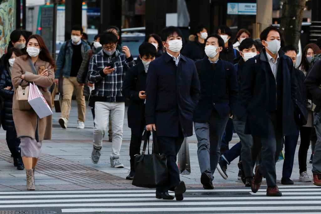 Cidadás e cidadáns transitan coas súas máscaras por Tokio, capital do Xapón (Foto: Rodrigo Reyes Marin / ZUMA Wire / Dp / DPA)