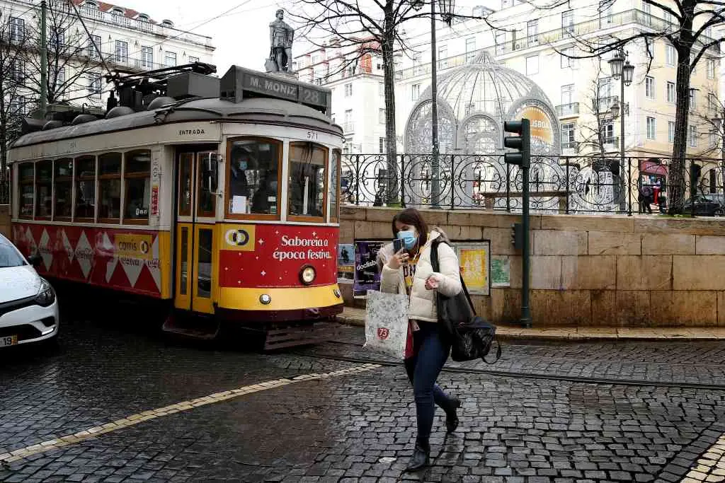 Unha muller con m&aacute;scara en Lisboa (Foto: Pedro Fiuza / Zuma Press)