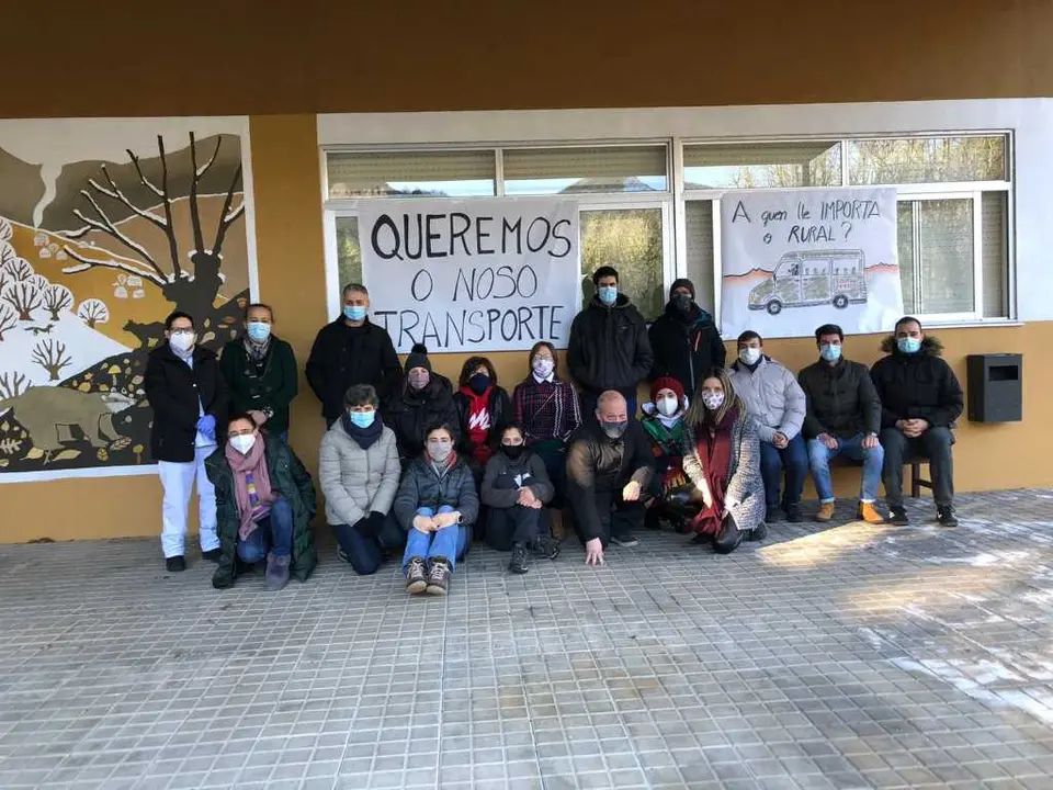 Lourdes Gonz&aacute;lez, terceira pola esquerda (abaixo), nunha protesta da comunidade educativa en Folgoso (Foto: N&oacute;s Diario)