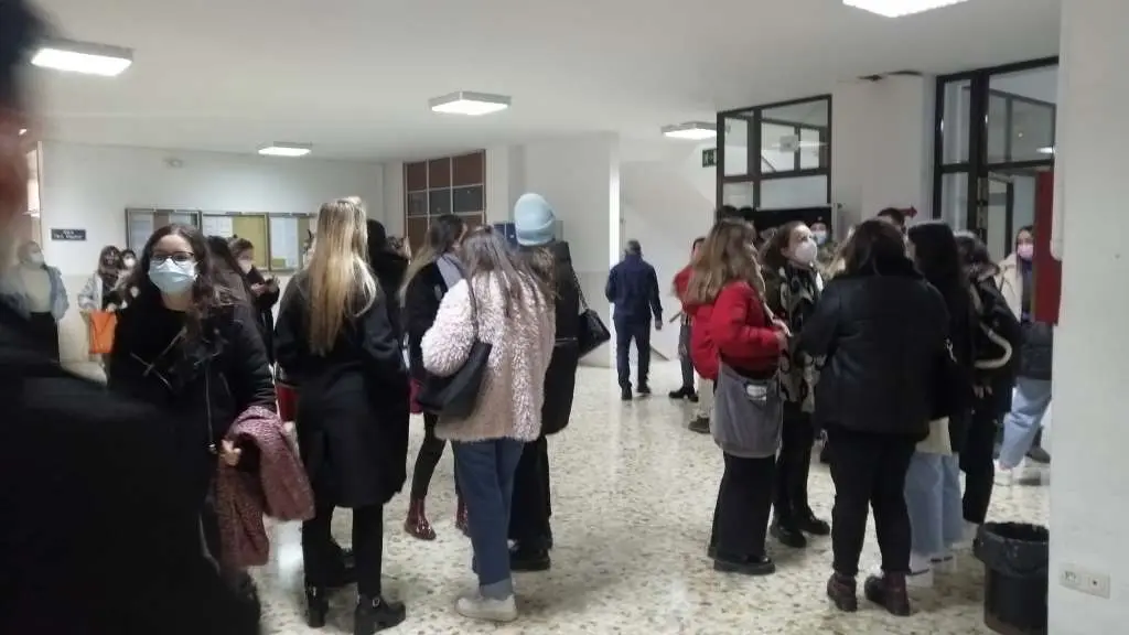 Alumnas de Psicolox&iacute;a na USC, esta segunda feira, antes da realizaci&oacute;n dun exame presencial (Foto: Cedida).