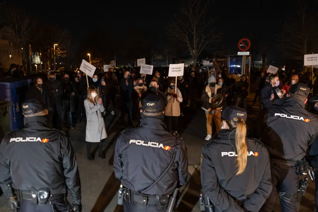 En Santiago, concentraci&oacute;n de las asociaciones Hostalar&iacute;a Compostela y Bares, Pubs e Discotecas de Compostela para protestar contra las nuevas restricciones implantadas en la ciudad. Frente a la residencia oficial del presidente de la Xunta en Monte P&iacute;o.