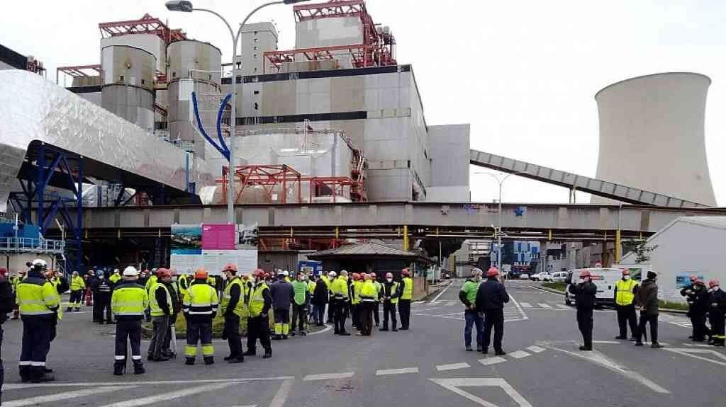 Traballadores diante da central das Pontes (Foto: CIG).