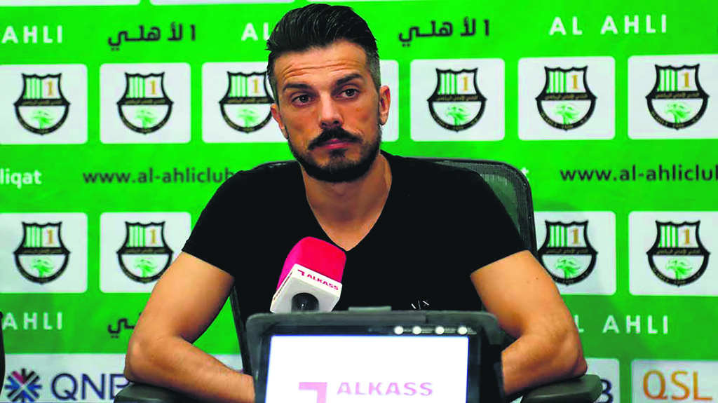 De la Barrera, durante unha rolda de prensa como adestrador do Al Ahli de Qatar, posto que ocupou 11 meses entre 2018 e 2019.(Foto: Nós Diario).
