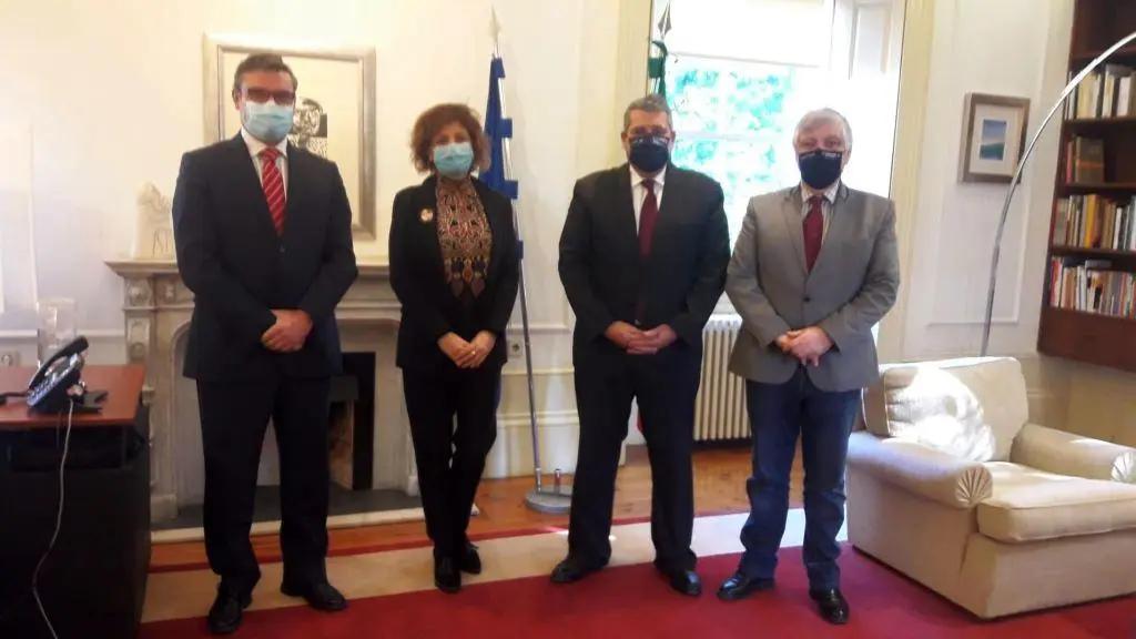 Reuni&oacute;n dos representantes das tres administraci&oacute;ns. (Foto: Concello de Tomi&ntilde;o)