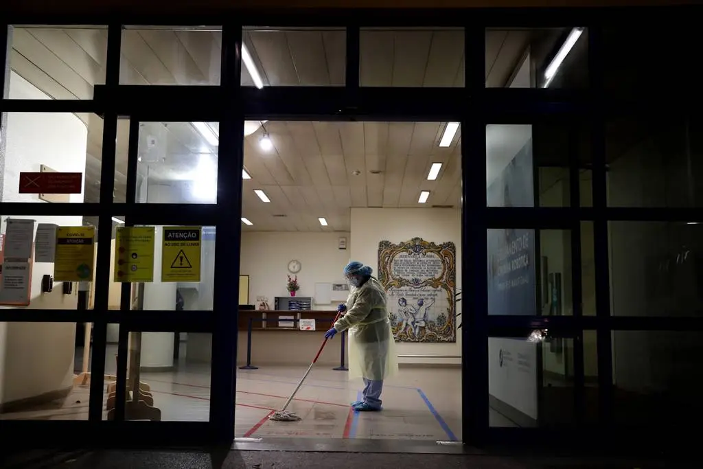 EuropaPress_3509197_08_january_2021_portugal_lisbon_cleaning_worker_wearing_protective_suit