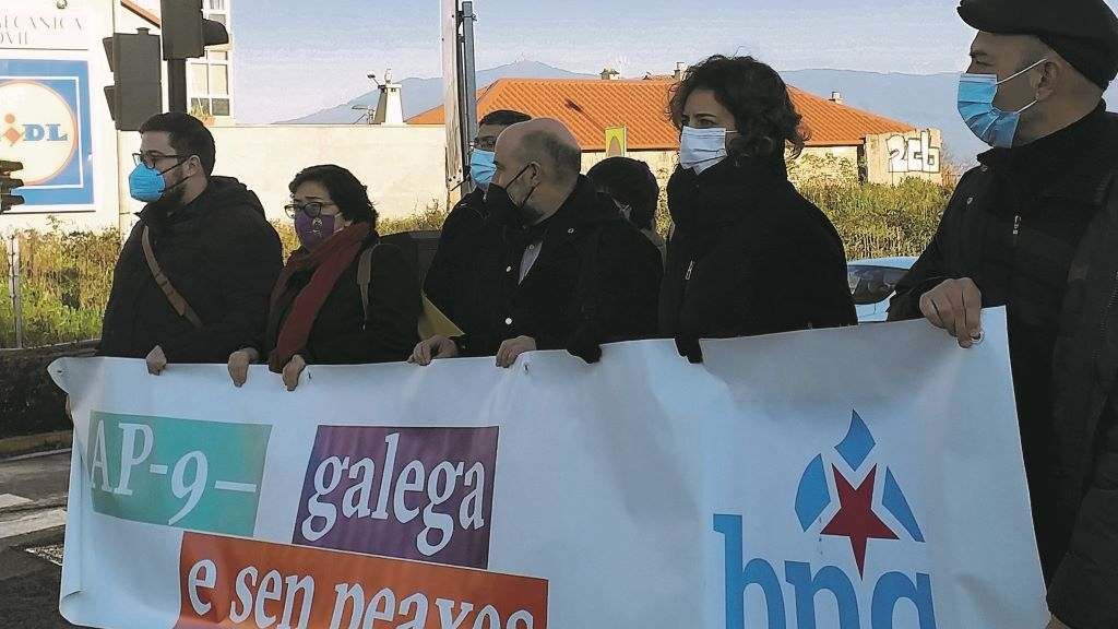No centro, con máscara negra, Néstor Rego, hoxe en Vigo. (Foto: Europa Press)