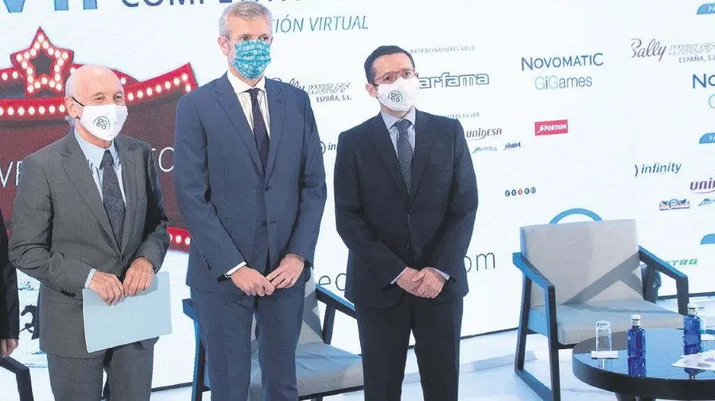 O portavoz da CEG, Antonio Fontenla, o vicepresidente da Xunta, Alfonso Rueda e o presidente da patronal do xogo, Seraf&iacute;n Portas. (Foto: N&oacute;s Diario)