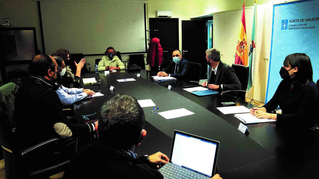 Julio García, Alfonso Rueda e María Jesús Lorenzana (á dereita) reunidos con representantes do sector esta pasada cuarta feira (Xunta da Galiza).