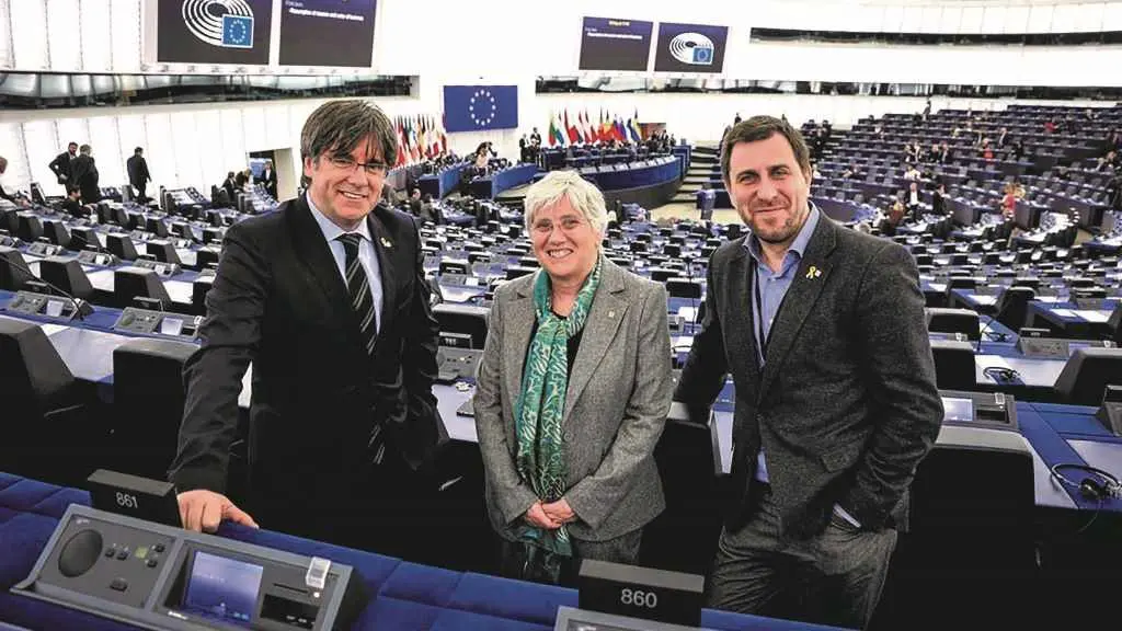 Puigdemont, Ponsat&iacute; e Com&iacute;n na Euroc&aacute;mara, nunha imaxe de arquivo. (Foto: Europa Press)