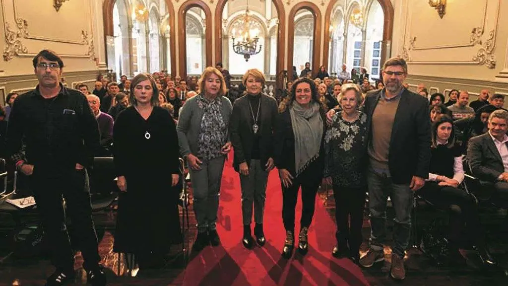 Familiares de B&oacute;veda, Caama&ntilde;o e Paz coa deputada Marta Ortega. (Foto: N&oacute;s Diario)