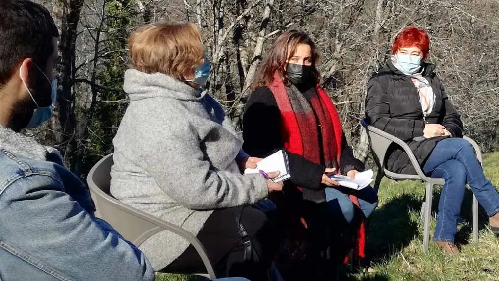 Maite Ferreiro, Ana Miranda e Carme Aira na reuni&oacute;n con representantes da ANPA e taxistas do Courel.