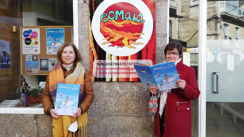 A ilustradora Aurora Quinteiro, &aacute; esquerda, xunto &aacute; autora do libro, Hortensia Bautista, &aacute; dereita (N&oacute;s Diario)