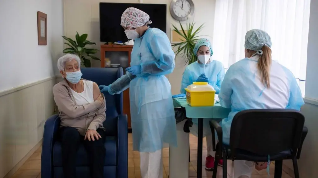 A usuaria dunha residencia f&oacute;ra da Galiza recibe unha dose da vacina. (Foto: &Aacute;lvaro Calvo / Europa Press)