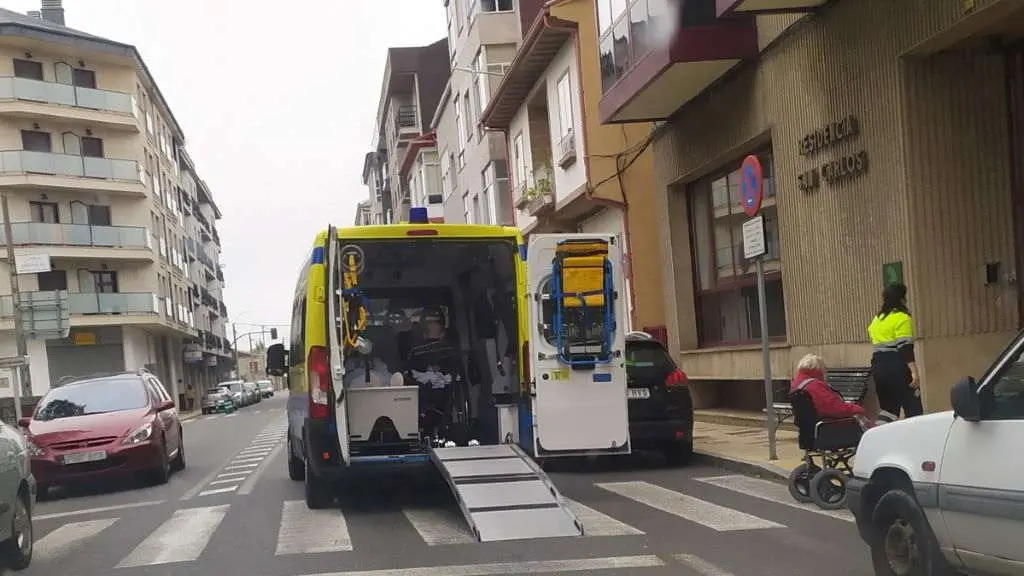 Unha atenci&oacute;n na residencia San Carlos de Celanova. (Foto: BNG)