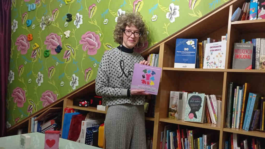 A mestra Alicia Toxeiro con exemplares de libros sobre pedagoxía (Nós Diario)
