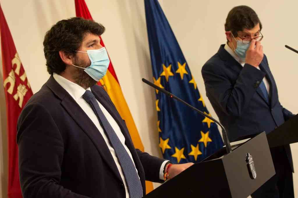 O presidente de Murcia, Fernando López Miras (á esquerda) e o conselleiro de Saúde, Manuel Villegas (Foto: Javi Carrión / Europa Press)