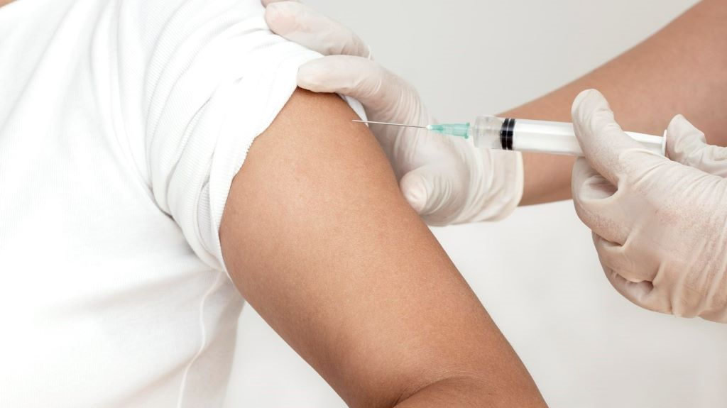 Imaxe dunha persoa recibindo a vacina. (Foto: Xunta da Galiza)
