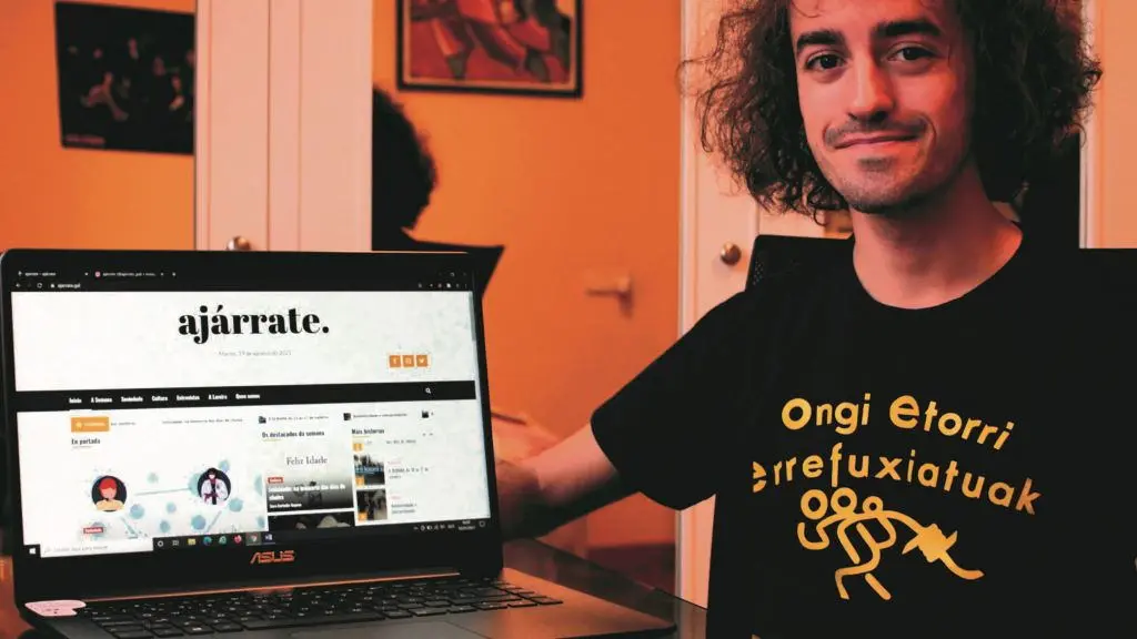 Xo&aacute;n Dom&iacute;nguez &eacute; creador e participante da revista &lsquo;Aj&aacute;rrate&rsquo; xunto con seis compa&ntilde;eiros m&aacute;is. (Foto: N&oacute;s Diario)