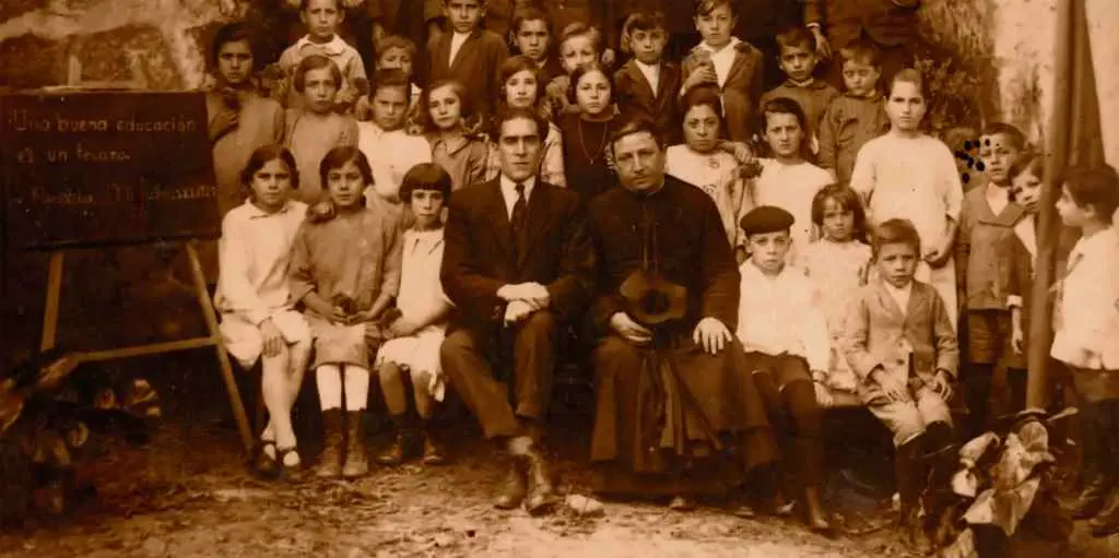 O mestre republicano Sebasti&aacute;n Pena L&oacute;pez, no centro, co seu alumnado (Foto: Arquivo Carlos Meixome)